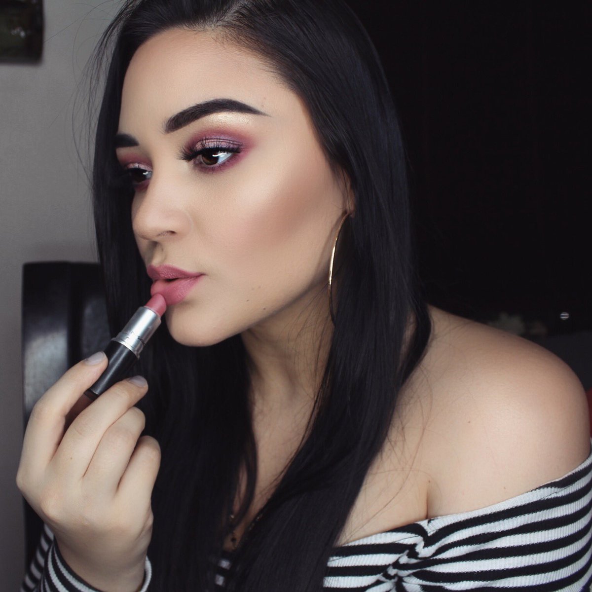 MakeupByJenxiix's tweet image. #HappyValentinesDay Loves! Click 👉🏼youtu.be/L_3KwrSdJas to watch tutorial!
BROWS-@ABHcosmetics duo brow powder
EYES-#ModernRenaissance &amp;amp; @hudabeauty Desert Dusk
LASHES-@LillyGhalichi MIAMI
FACE-@tartecosmetics #shapetape &amp;amp; tarteist pro glow 🎨 @bareMinerals warmth bronzer 💕