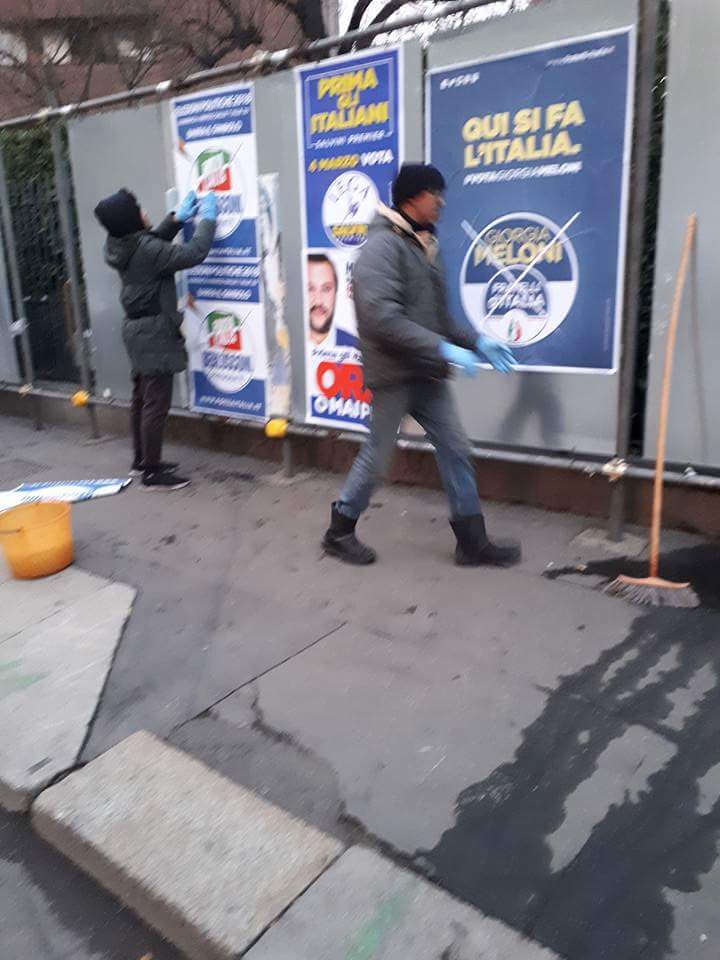 roby800's tweet photo. Ore 7.10  #Milano.

Qui si fa l'Italia.

Ma i manifesti li facciamo attaccare agli #extracomunitari che ci costano meno.

BUFFONI https://t.co/LDm4nGXuiJ