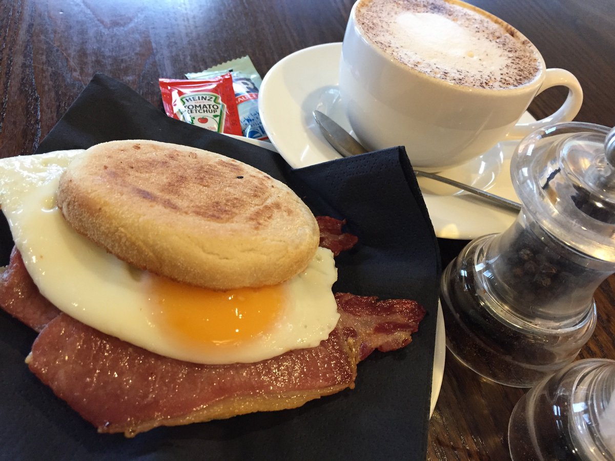 FreshToDesk's tweet photo. Yay its Friday.  Celebrate with a Fresh To Desk bacon and fried egg muffin. https://t.co/dI2n8Q7Vm7