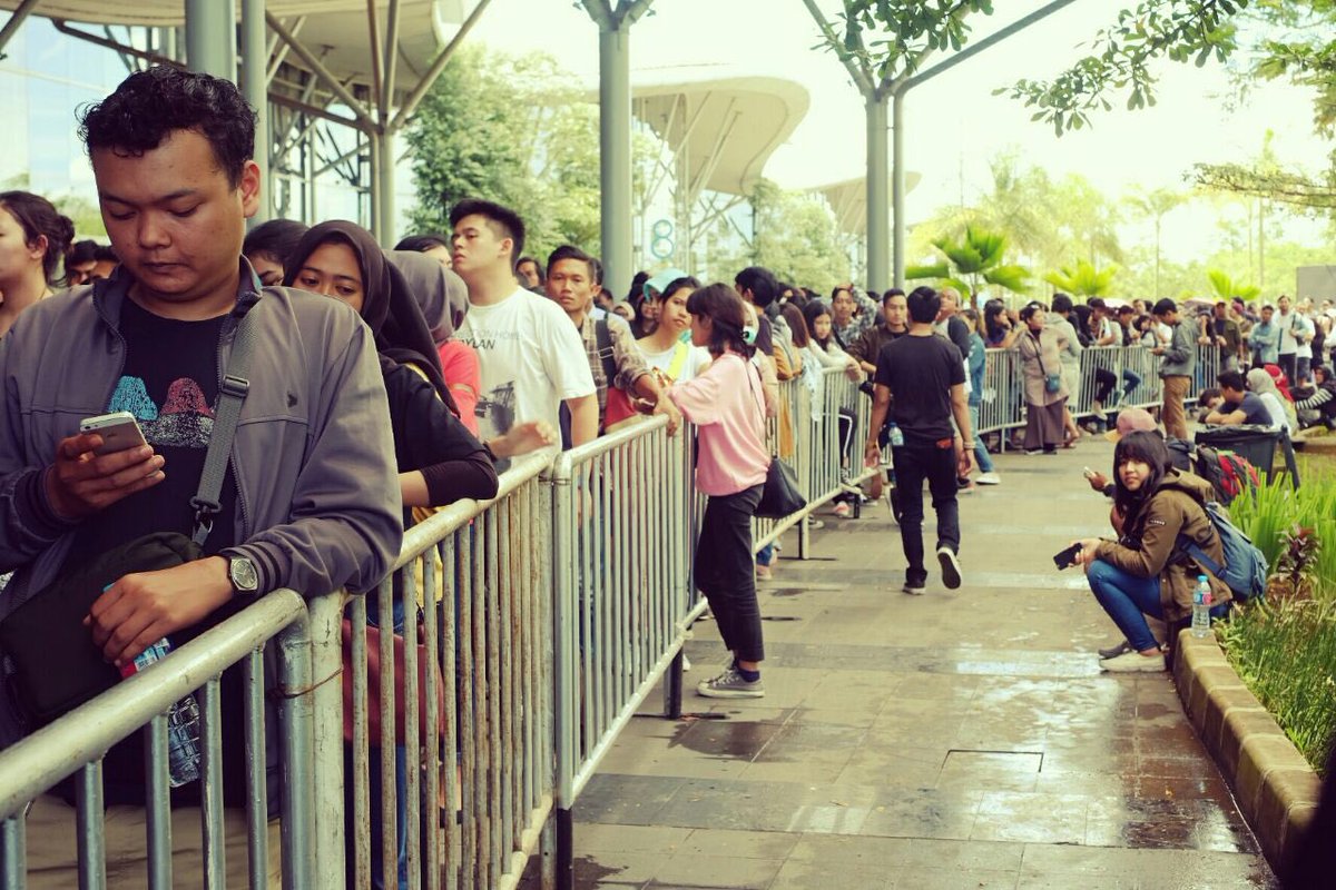 BookMyShowID's tweet photo. Suasana antrian penukaran tiket Paramore Tour Four Jakarta di ICE BSD City Hall 7. Semangat ya teman-teman! 💪🏻

@paramore 
#Paramore2JKT 
#ParamoreJKT https://t.co/38vdq5N0hn