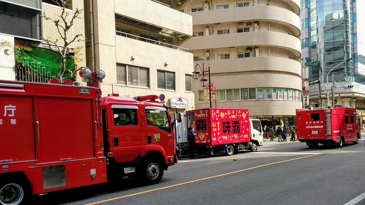 消防車の中に一つだけ違う車がｗ紛らわしい車の正体は「味覇」ｗｗ