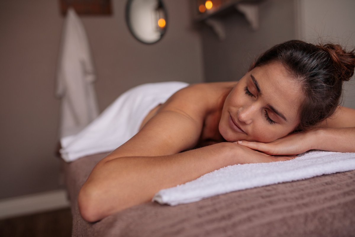rougespa's tweet photo. Feel like a whole new person after a relaxing Aromatherapy Back Massage at Rouge Day Spa
🏵🌺🏵🌺🏵
On our Treatment Menu:
Aroma Back, Neck &amp; Shoulder Massage
*Selection of scented oil blends available
30 minutes / R380
45 minutes / R475 https://t.co/lqb9UvTptZ