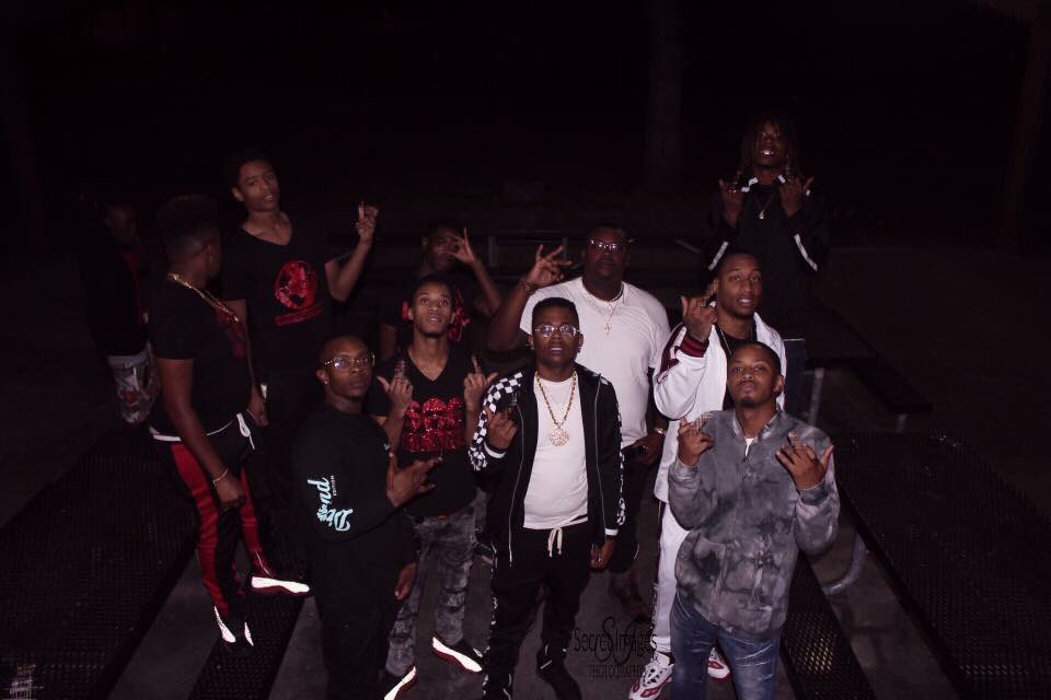 QuezzoTheGreat's tweet photo. A bunch of Savages in photo. This that unity pops was talking bout 💯 #LLL🖤 https://t.co/3ckmQzV66T