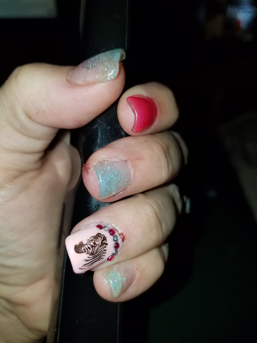 DiverselyAble's tweet photo. 1st TIME EVER to apply gel nails MYSELF!!! (Ignore the cut on my middle finger, stupid me went to pick up lipstick I dropped and sliced it with a razor blade..smh) https://t.co/Yd1juzB9nr
