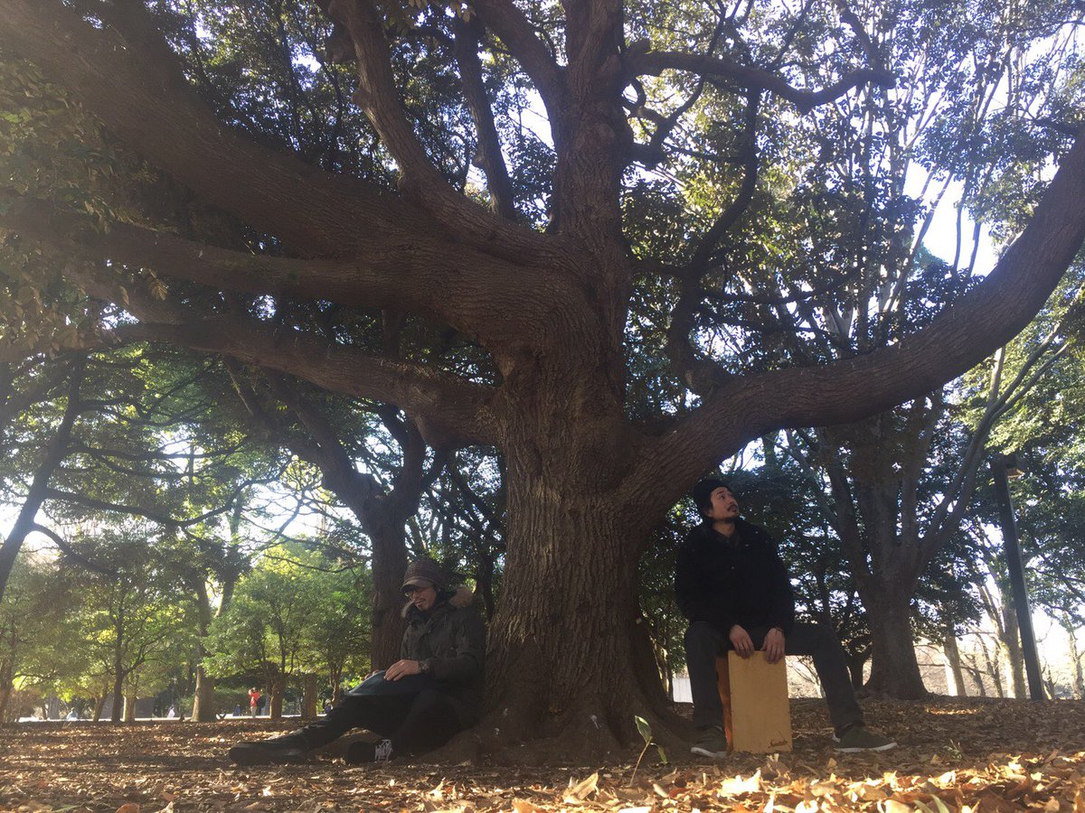 Dr_tanasho's tweet photo. 今日は2回ライブやります。
日本でも数台しかないハンドパン「ruvdrum」で奏でるドットと、其処に有る物を鳴らし、リズムを刻むドットによるユニット
dottotodot
変態太鼓大所帯宇宙バンドD.D.DpresentsOURHOUSE
良い音やってます。
是非お越し下さい。 https://t.co/BWQXs277LR