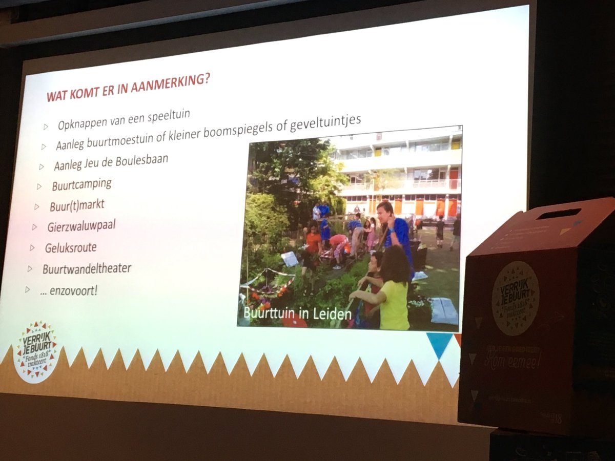 Marian Kofoed van <a href="/welzijnteylinge/">Welzijn Teylingen</a> en <a href="/wijkregisseur/">Wijkregisseur Teylin</a> namens <a href="/gem_teylingen/">Gemeente Teylingen</a> ontvangen eerste toolbox met tips &amp; materialen voor buurtinitiatieven. Tijdens het “Verrijk je buurt café” krijgen inwoners advies en begeleiding om ideeën voor hun buurt om te zetten in plannen.