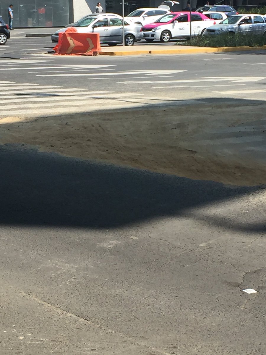 alinee81's tweet photo. @ManceraMiguelMX recojan todo su tiradero antes de irse, que son estas calles en Barranca del muerto @supercivicosmx https://t.co/V6fqxh9lvW
