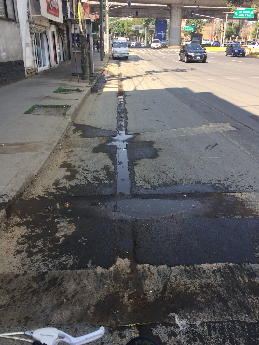 alinee81's tweet photo. @ManceraMiguelMX recojan todo su tiradero antes de irse, que son estas calles en Barranca del muerto @supercivicosmx https://t.co/V6fqxh9lvW