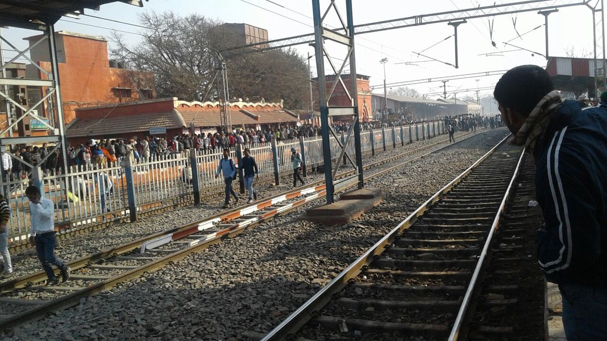 ashokrocks56's tweet photo. Unable to attend today's office @student protesting @ara railway sation against railway eligibility exam @Central_Railway @RailMinIndia https://t.co/4sAs2GBIKV