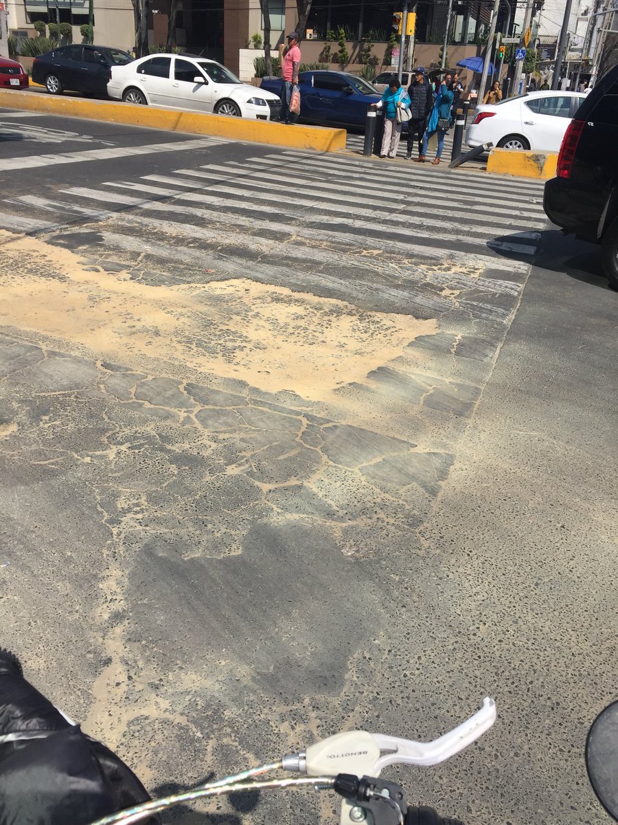 alinee81's tweet photo. @DelegacionAO que es esta porqueria de calle en barranca del muerto van a venir las lluvias y va a ser peor, recojan su tiradero antes de irse !! De pena !! https://t.co/BXUqLV0A1I