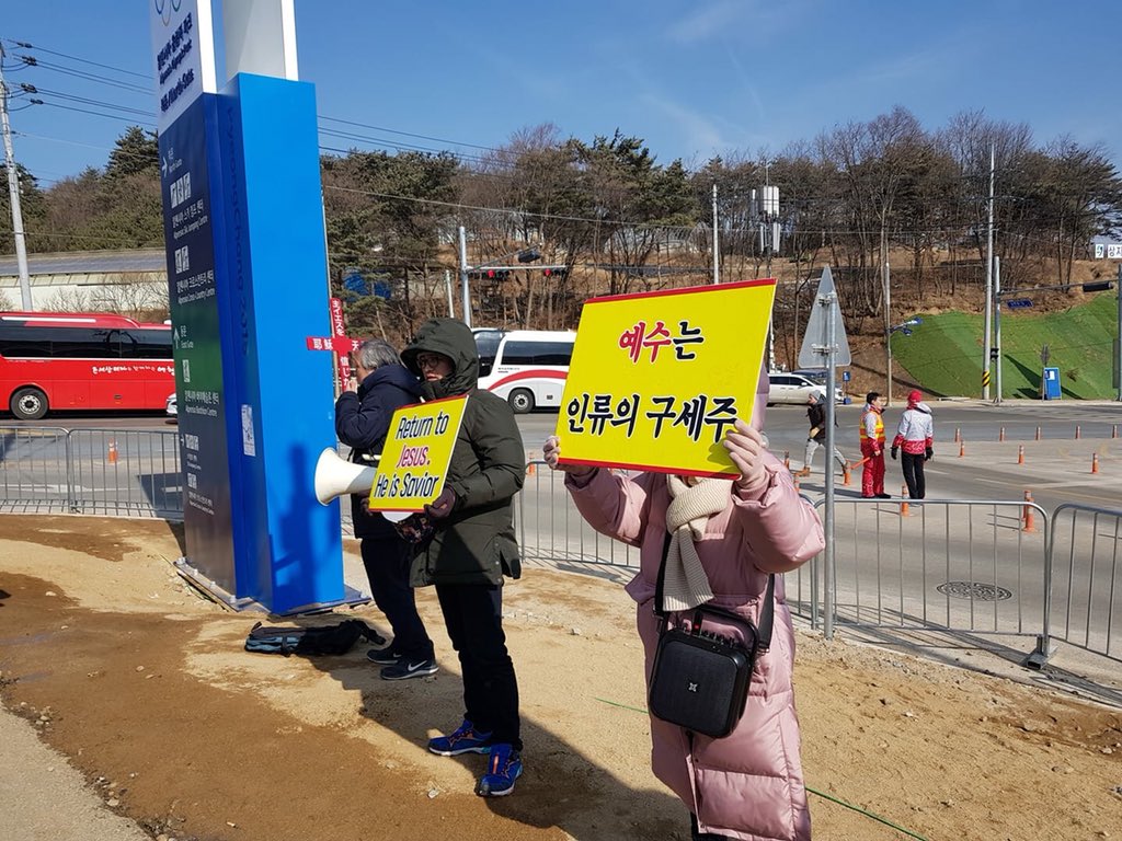 PrideHouseKr's tweet image. &amp;lt;2018 평창동계올림픽대회 조직위원회 윤리헌장&amp;gt;은 성소수자 등 소수자의 참여기회를 확대함과 동시에 어떠한 형태의 차별과 불이익도 허용해선 안 된다는 무관용의 원칙을 선포하고 있습니다. 원칙이 지켜져야할 곳은 경기장 안과 밖을 포함해 평창 동계올림픽이 진행되는 모든 공간이 되어야 합니다