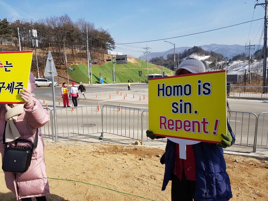 PrideHouseKr's tweet image. &amp;lt;2018 평창동계올림픽대회 조직위원회 윤리헌장&amp;gt;은 성소수자 등 소수자의 참여기회를 확대함과 동시에 어떠한 형태의 차별과 불이익도 허용해선 안 된다는 무관용의 원칙을 선포하고 있습니다. 원칙이 지켜져야할 곳은 경기장 안과 밖을 포함해 평창 동계올림픽이 진행되는 모든 공간이 되어야 합니다