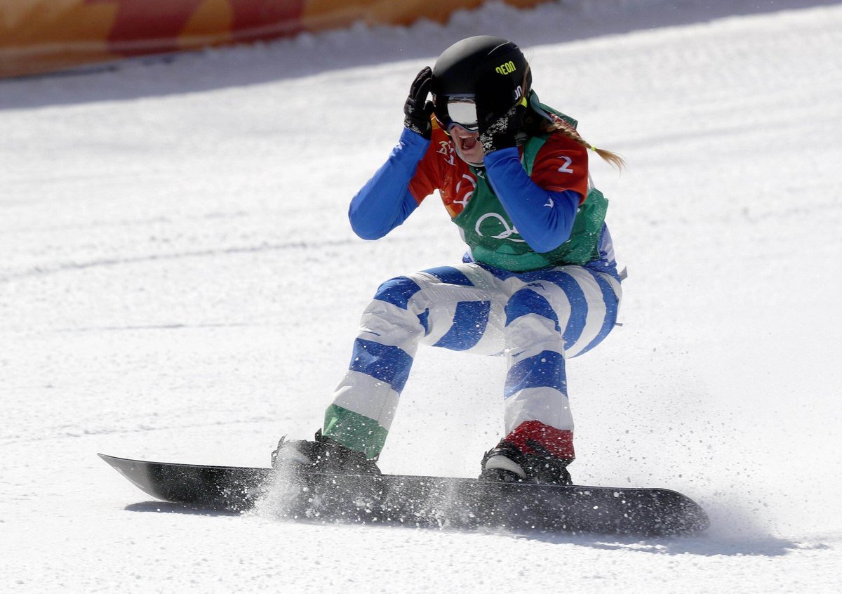 Esercito's tweet photo. Strepitosa l’atleta dell’@Esercito @michimoioli che conquista la medaglia d’oro🥇 a #PyeongChang2018 nello #snowboardcross A lei i complimenti del #GenErrico Capo di Stato Maggiore dell’#EsercitoItaliano #AlpineSkiing  #Olympics  #Gold #ItaliaTeam https://t.co/tBytX8OiHy
