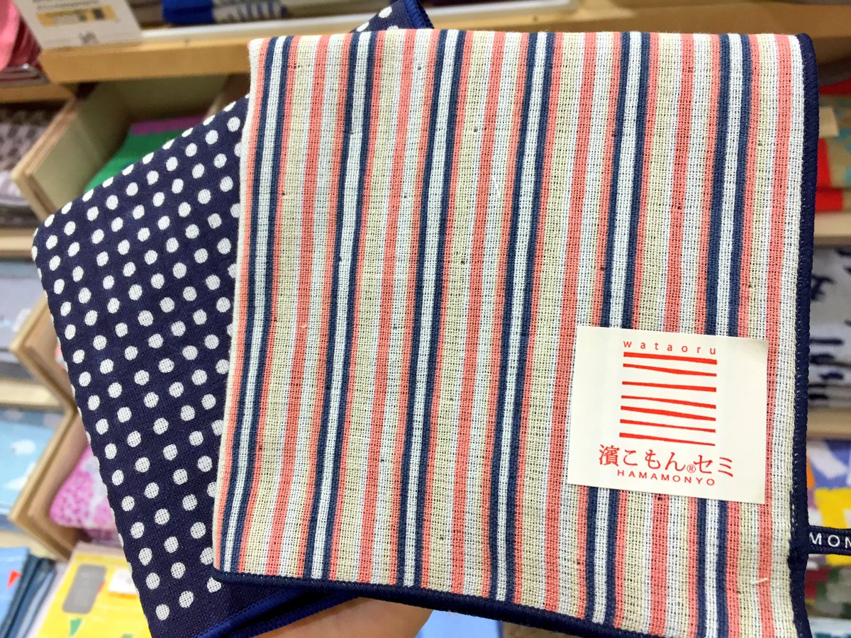 京都ロフト こちらも1階ハンカチマルシェで販売中 モダンな印象のタオルハンカチ 男性へのプレゼントにも使えるさわやかな色と柄です 春夏に向けて タオル生地は吸水性も良く ギフトにオススメ この他にも種類ございます ぜひ店頭でご覧下さい