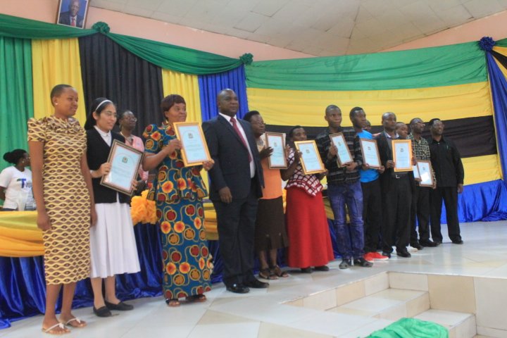dongobz's tweet photo. Wanafunzi, Shule na Wilaya zilizofanya vizuri katika matokeo ya kidato cha 4, 2 na darasa la saba mkoani Mbeya wapewa zawadi na wadau wa Elimu #TuliaTrust https://t.co/XhgZcJfdxA