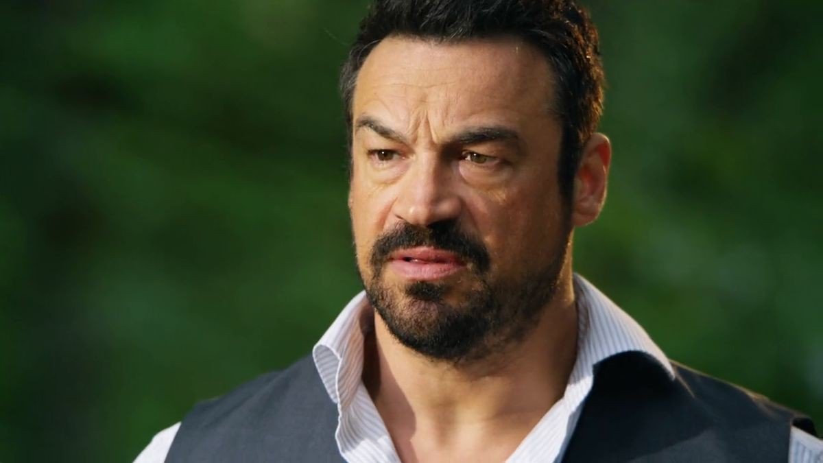Monaper29's tweet photo. #thuggedoutthursday w hunky #beefcake #alekspaunovic. He can play a convincing tough guy at work. But we know he's just a #gentlegiant, with big #muscles 💪 #ghostunit #supernatural #gunnerlawless #kindergartencop2 #wygaroaks #dirkgently @CuddlePuddleNtn https://t.co/aUC4TasayX