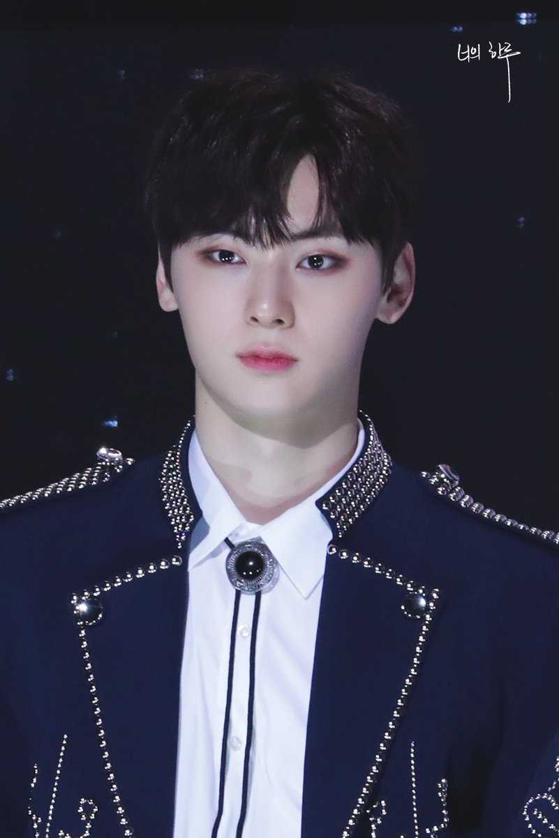 yourday0809's tweet photo. 180214 가온뮤직 수상 #워너원 #황민현 #민현 #MINHYUN https://t.co/eGx6RcmhPF