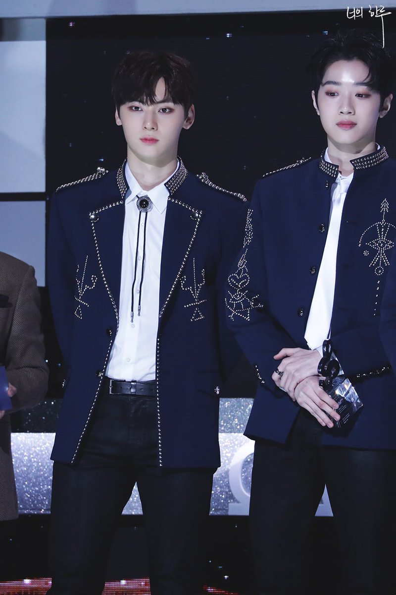 yourday0809's tweet photo. 180214 가온뮤직 수상 #워너원 #황민현 #민현 #MINHYUN https://t.co/eGx6RcmhPF