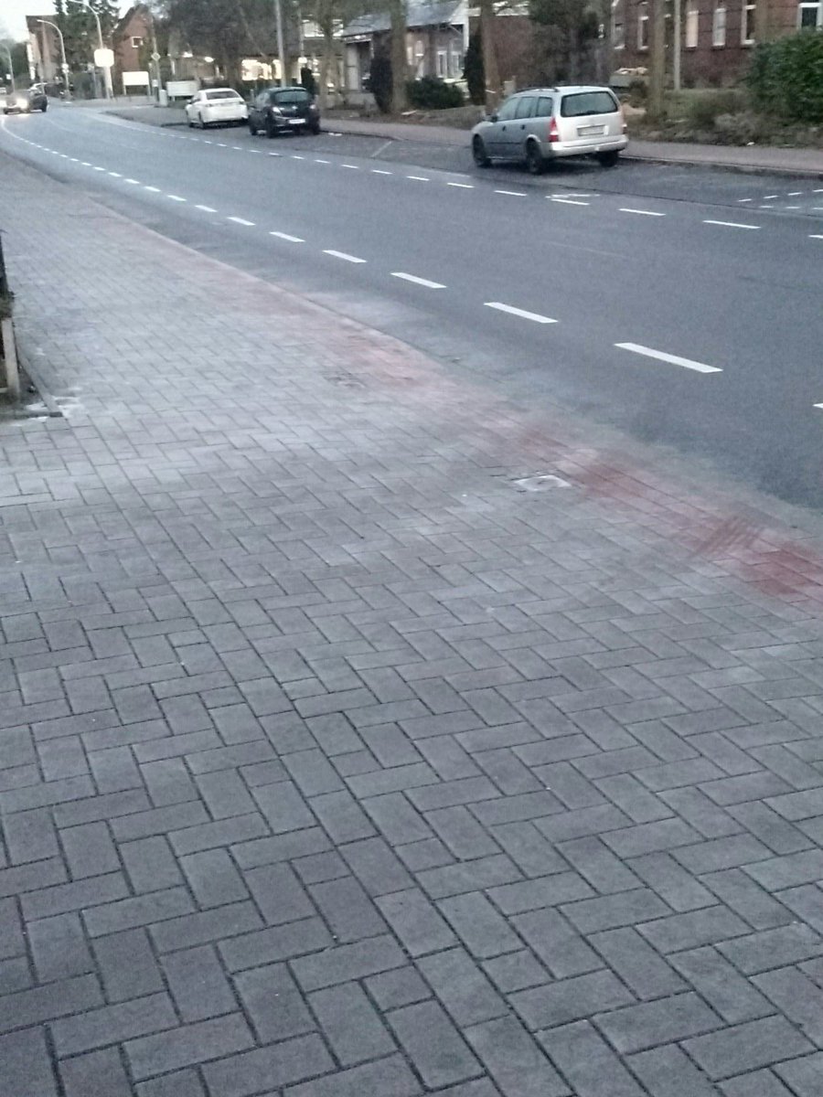 Das ist fast schon eine Kunst, bei Glatteis  den Radschutzstreifen so selektiv nicht mit zu streuen... #Emden