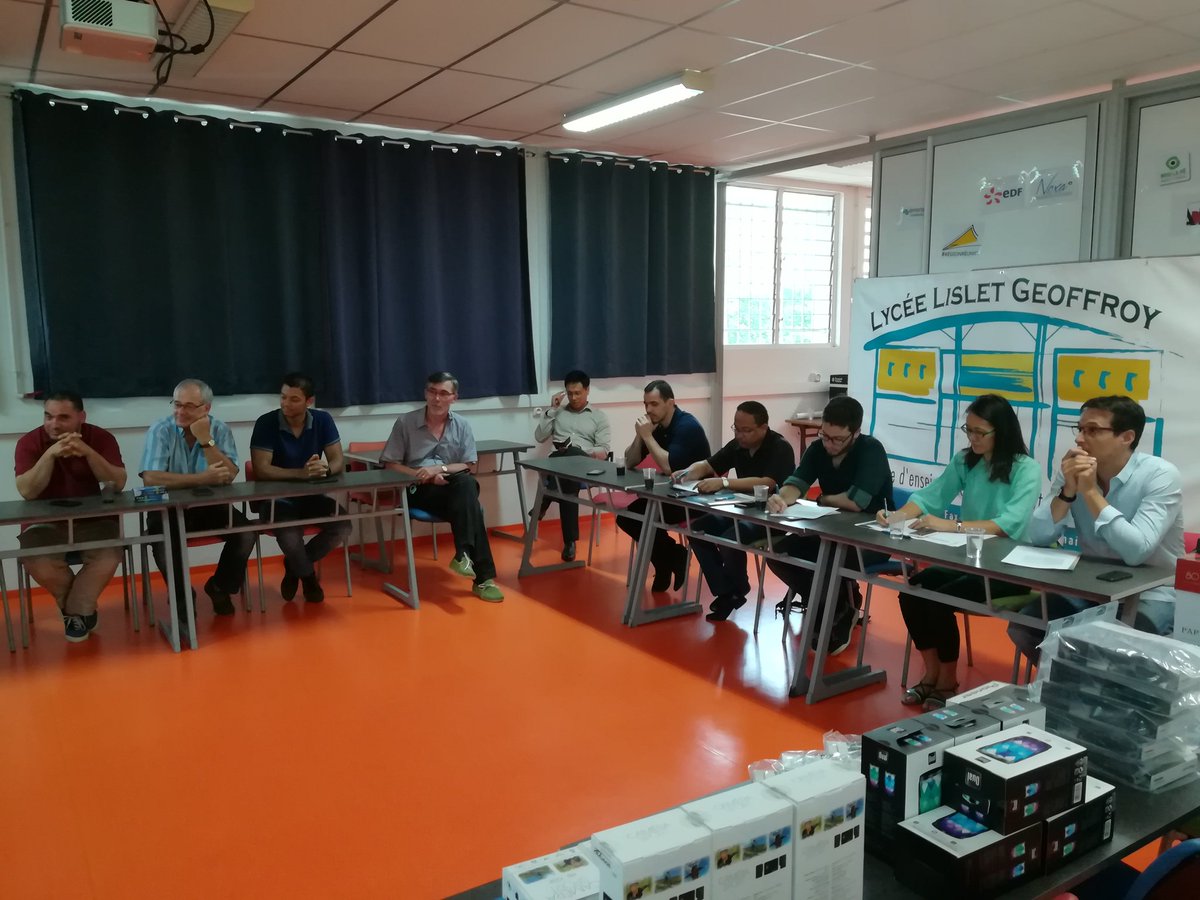 24hinnoG's tweet photo. Les élèves commencent à présenter leurs idées innovantes, 

merci à @ARDIINEXA et @sciencesreunion pour leur présence dans le jury ! https://t.co/rODrFeHZ4m