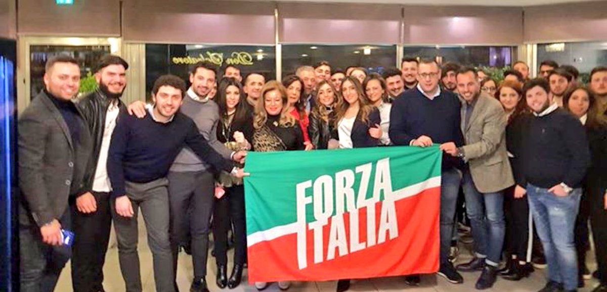 fi_giovani's tweet photo. A lavoro per #BerlusconiPresidente in tutta #Italia! Grazie al nostro #UnicoLeader per unirci idealmente in tutto lo Stivale sotto le insegne della #Libertà! Qui #Crotone #Bari #Napoli #Foggia! @CalabriaTw @forza_italia https://t.co/B4KwwGySLv