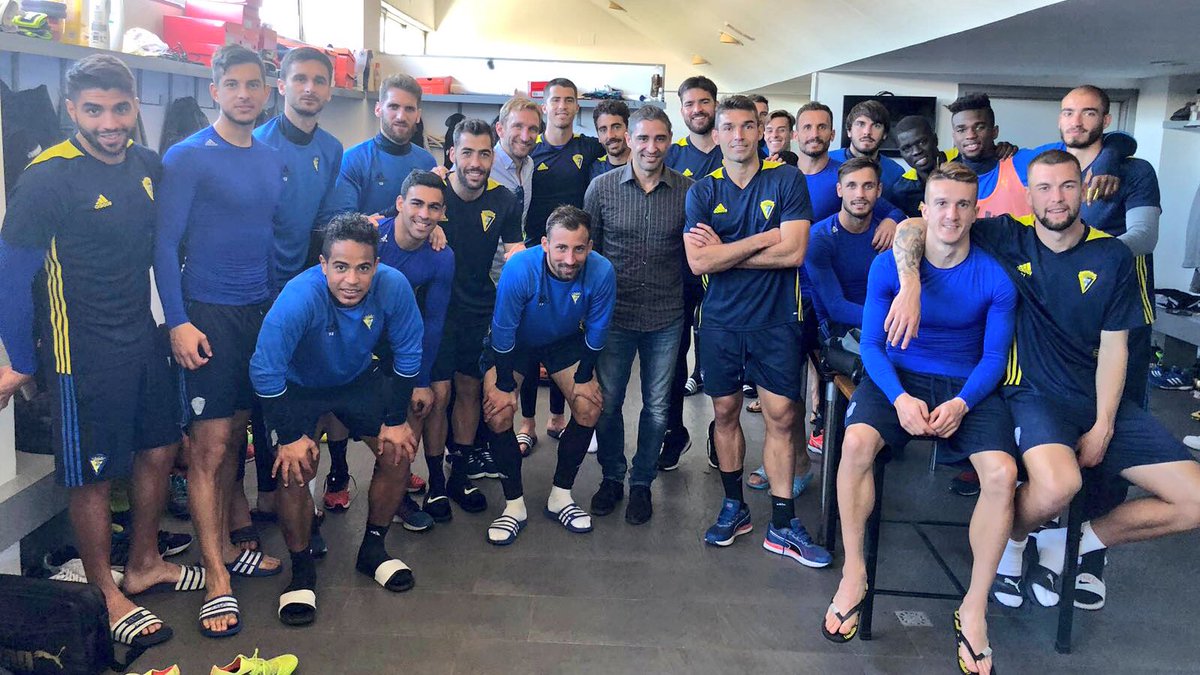 afefutbol's tweet photo. Los futbolistas del @Cadiz_CF tras recibir la visita de @JesuleAFE y @19diegorivas. Muchas gracias desde #AFEFútbol.⚽️🙌🏻 #AFECerca https://t.co/KUFCdW96Hg