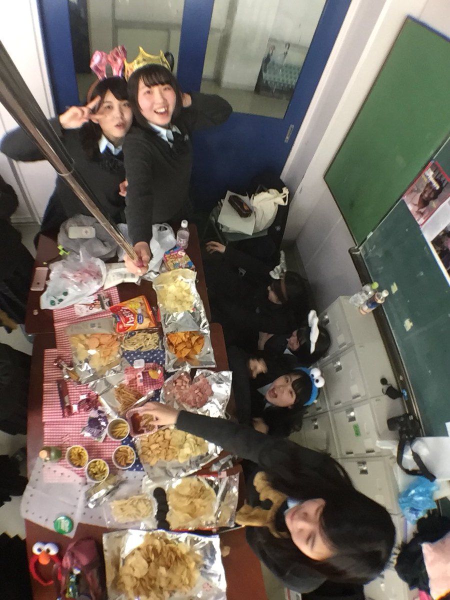 karin_ryo30's tweet photo. 😎２組女子😎
癖強すぎるこのメンバーがだいすきです。
みんなとおったらずっと笑顔でおれるから本気離れたくない
最後のご飯楽しかったね！

クラス離れてもたまには集まろね❤️ https://t.co/RnERaEXCyO