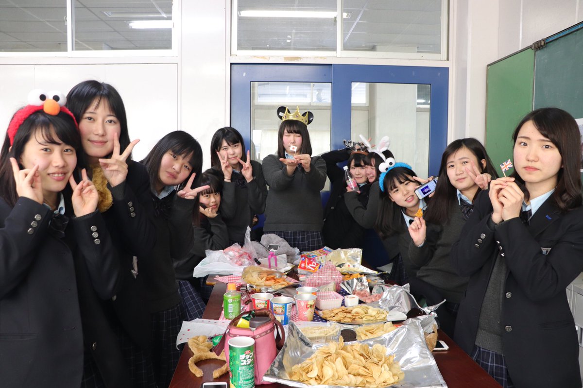karin_ryo30's tweet photo. 😎２組女子😎
癖強すぎるこのメンバーがだいすきです。
みんなとおったらずっと笑顔でおれるから本気離れたくない
最後のご飯楽しかったね！

クラス離れてもたまには集まろね❤️ https://t.co/RnERaEXCyO