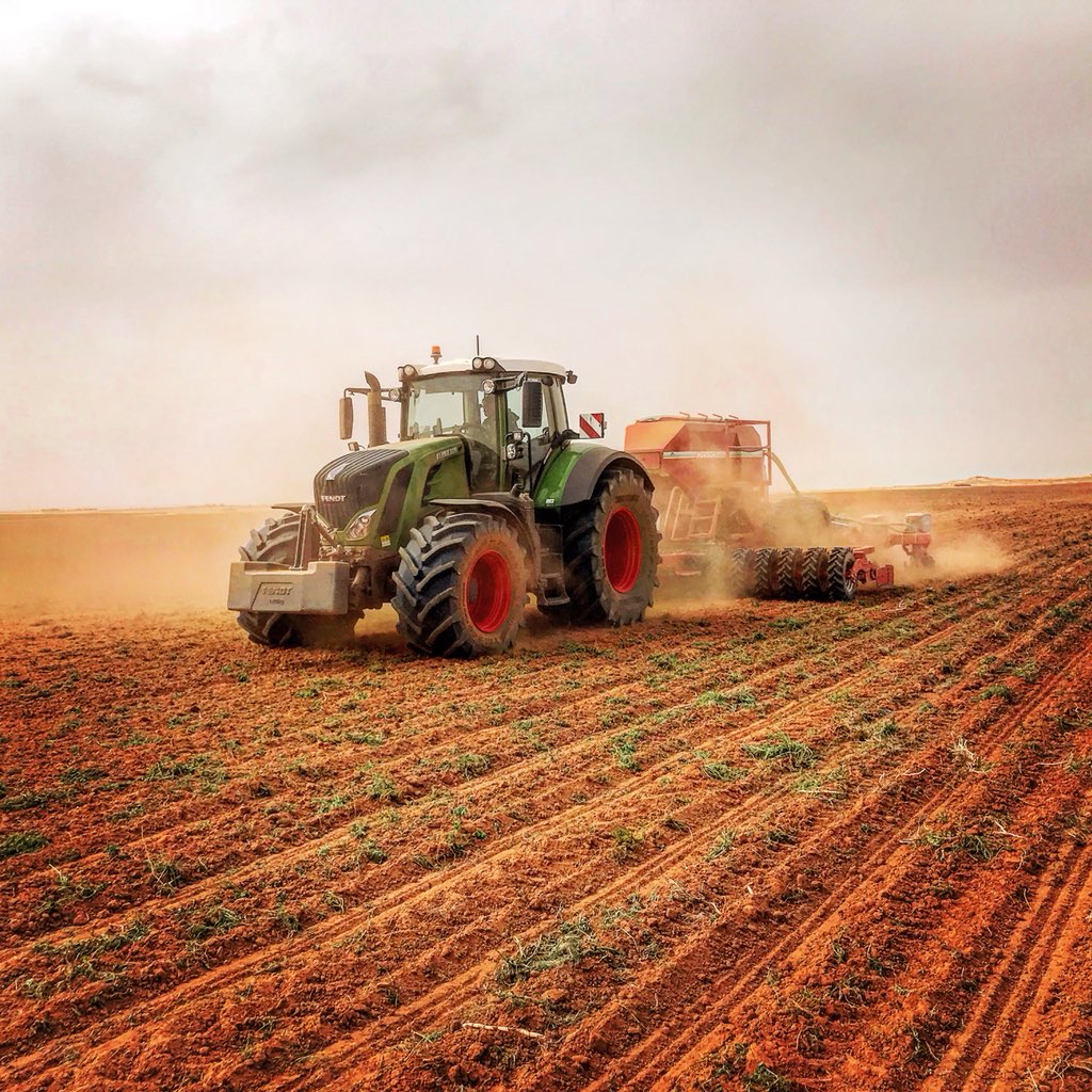 THinchley's tweet photo. Cultivating ex alfalfa pivot and drilling sorghum yesterday. The #desert is changing ๐ฑ #farming https://t.co/9iFj50WEp5