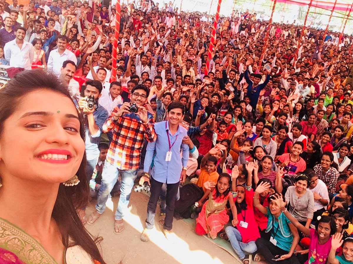 thesocialhoot's tweet photo. Mega Selfie It Is! The crowd and the smiles shows the love for our gorgeous @hrutad! #Pune #AlePhata #EventDiaries #LetsHoot #LetsHootHruta https://t.co/DvfpMavpL6