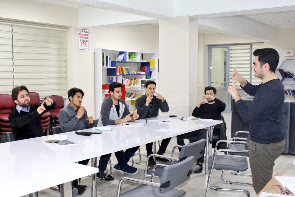SakaryaKYGM's tweet photo. Sabahattin Zaim Yurdumuzda gençlerimiz Oğuzhan Çoban ile İşaret Dili Kursuna kaldığı yerden devam ediyorlar.
#KYKAkademi https://t.co/emHST0NTzh