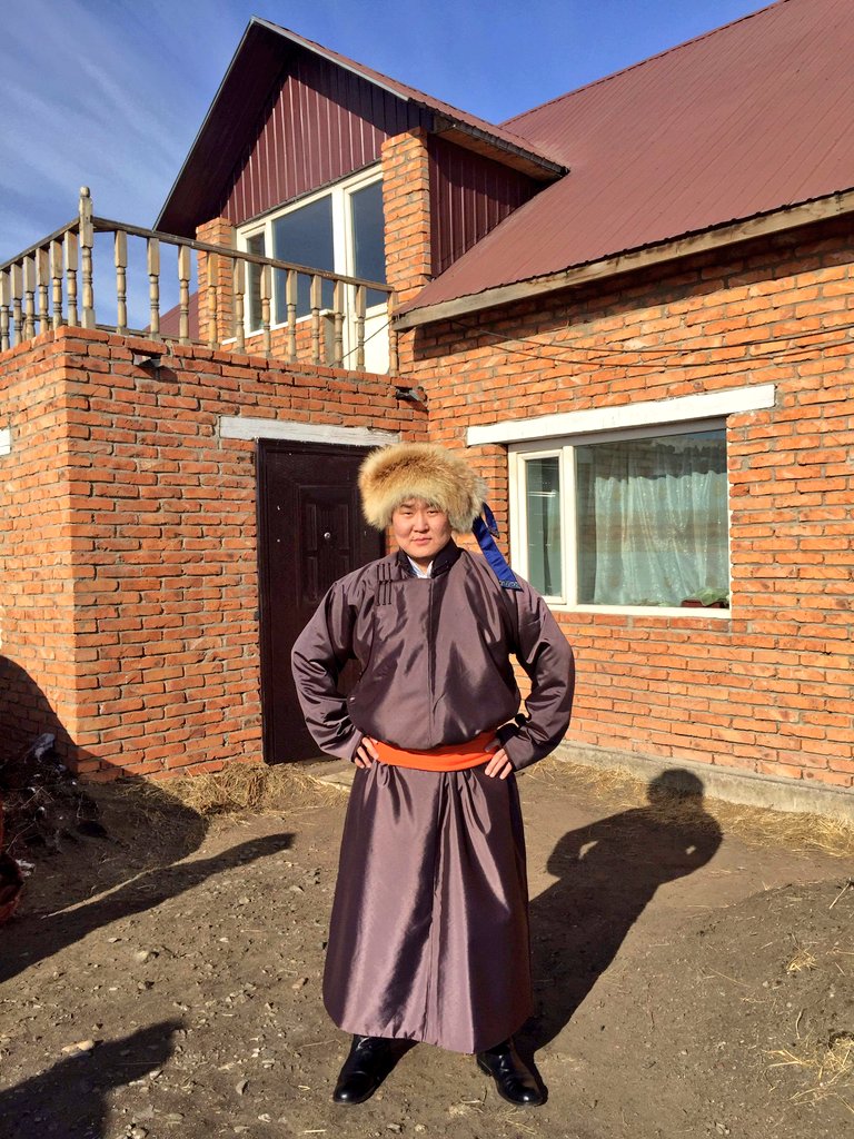 Тийн унжлагат хэмээх шороон нохой жилдээ та бүхэн минь аз жаргалтай сайхан шинэлээрэй. Сар шинийн мэндээ :))