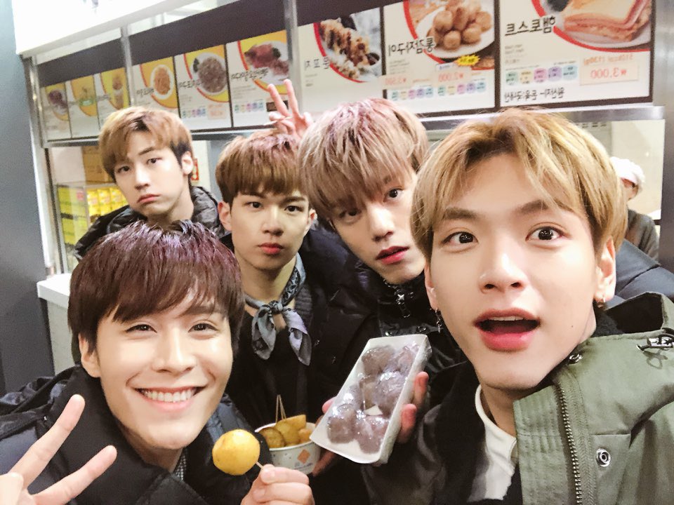 NFlyingofficial's tweet photo. [엔플라치📸] 우리 엔피아 새해 복 많이 받으세요🙇 2018년도 엔플라잉과 함께💕항상 감쟈합니다🥔

#엔플라잉 #NFlying #엔플라치 #���파라치 #뜨거운감자 🔥🥔 #새해복많이받으세요 https://t.co/dw6U2cjFz5