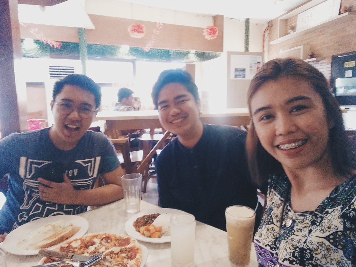 ronaldgem's tweet photo. Ang inyong... 🙈🙉🙊
Hulaan niyo kung sino pa ang mga kasama namin nina @PapaKenthought @athenaracca sa "bagong political party" 😂 https://t.co/sZHAtrpehI