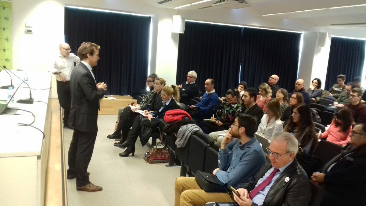 ArmadaAlvaro's tweet photo. Comienza el taller #linkedinINFO @infoRMurcia ante más de 100 emprendedores y empresas.
Aprendiendo a hacer contactos, buscar clientes, proveedores, y darse a conocer en #linkedin, con @javiergomez_eu @Guerrilla_SMM https://t.co/PpLScN3mcj