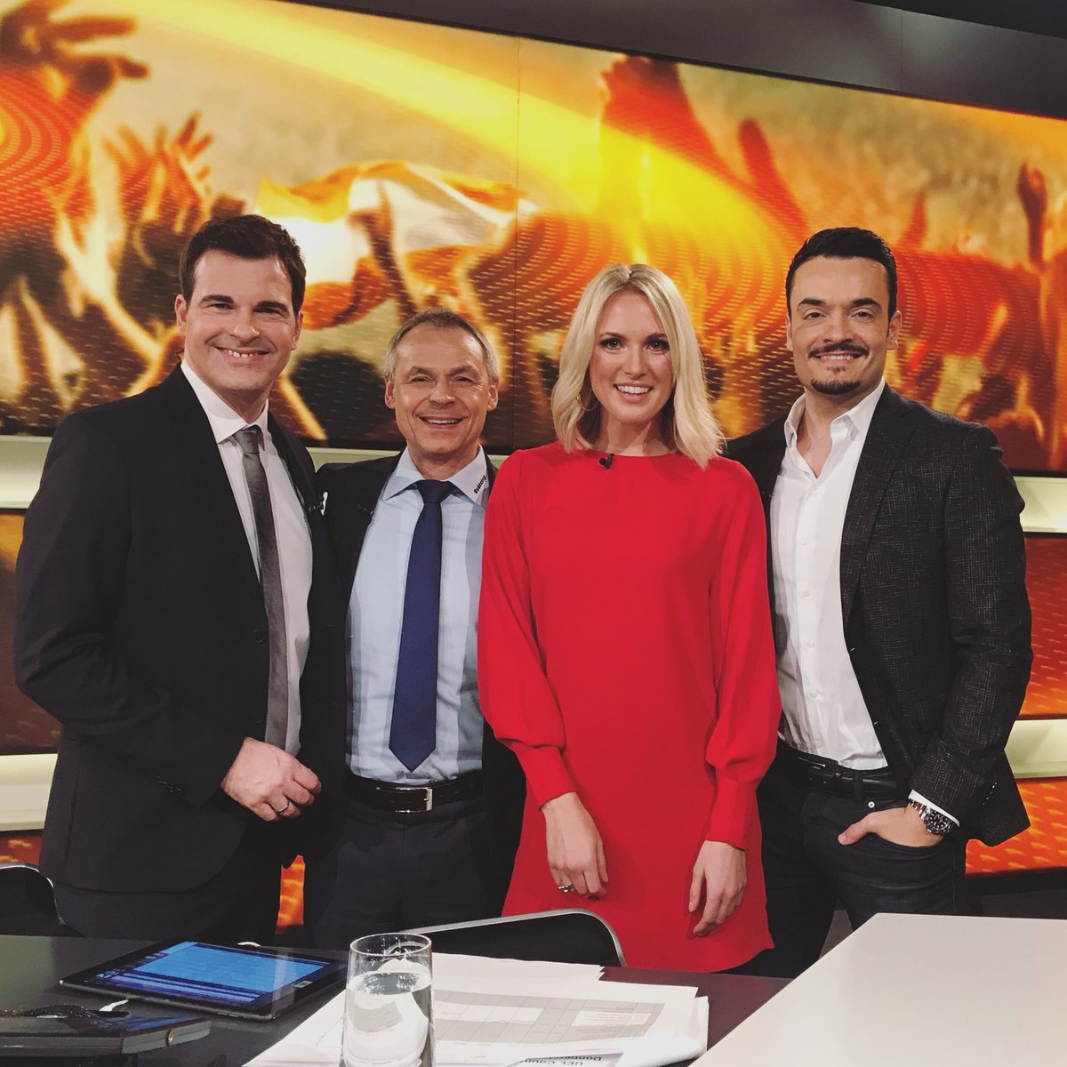 Ruth_Hofmann's tweet photo. Starker Spieltag gestern in der @EuropaLeague. So kann‘s weitergehen! @BVB @DieRotenBullen #uel #sp1el #studiocrew @giozarrella @ollischwesinger #olafthon @SPORT1 https://t.co/LrxZ123dl7