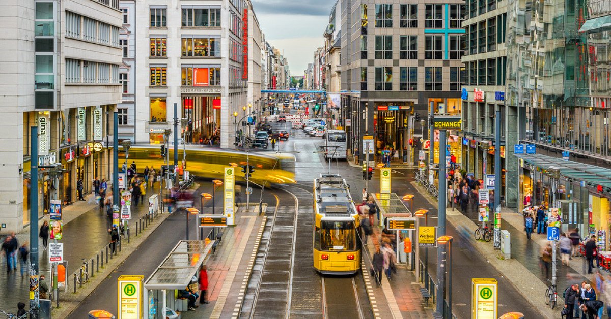BoogiApp's tweet photo. Pour inciter les particuliers à laisser leur #voiture au garage, l'#Allemagne envisage la gratuité des #transports publics dans tout le pays 🚎
#autosolisme #smartcity
https://t.co/HPmlrx5akj https://t.co/YrF7VUYgp0