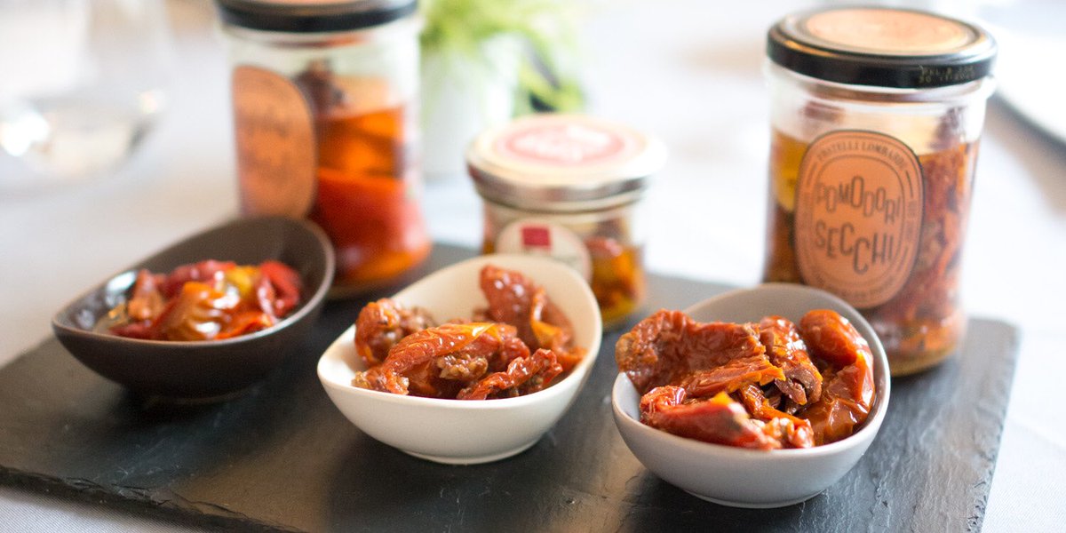 lesdenicheurs's tweet photo. La production de #tomates séchées est traditionnelle dans les régions du sud de l'Italie, où on avait coutume de les faire sécher sur les toits de tuiles pour pouvoir disposer de tomates durant l'hiver! https://t.co/pH9gpKOvBw