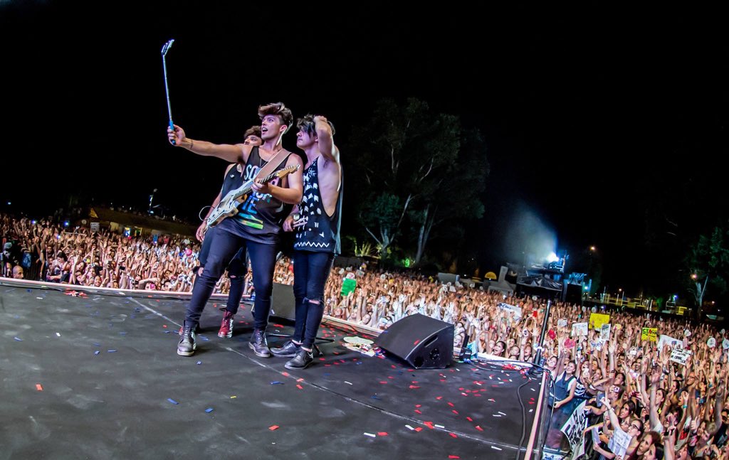 TheKolors's tweet photo. -4 ore e ci siamo! Tutti pronti su TicketOne per i concerti. Saranno date uniche, speciali e con pochissimi biglietti!
PREPARATEVI 
-4/03 - NAPOLI - HART
-5/03 - ROMA - QUIRINETTA
-7/03 - BOLOGNA - LOCOMOTIV
-10/03 - MILANO - TUNNEL
-12/03 - TORINO - HIROSHIMA https://t.co/ILEsZgRbrY