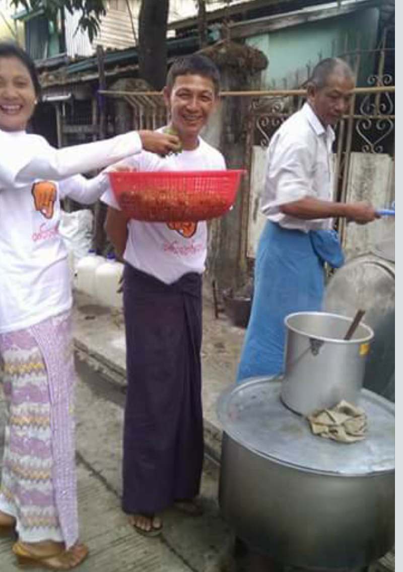 '' Eat food enough '' pressed shirt wore donating is arrested by Suu Kyi GOV . One boy's mom is heart attacked and passed away . 16-2-2018