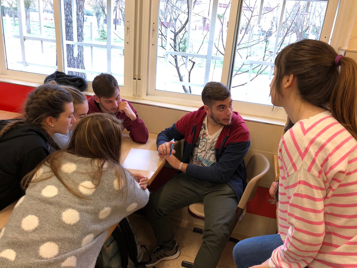 lourdesdemiguel's tweet photo. Hoy en #InnovaEP Gran Juego de los Inventos #LosIncreíbles contra #Ellass$ ¿quién ganará? @cucc_educacion @proyecto_tic #SoyCUCC https://t.co/isX8wa1lQK