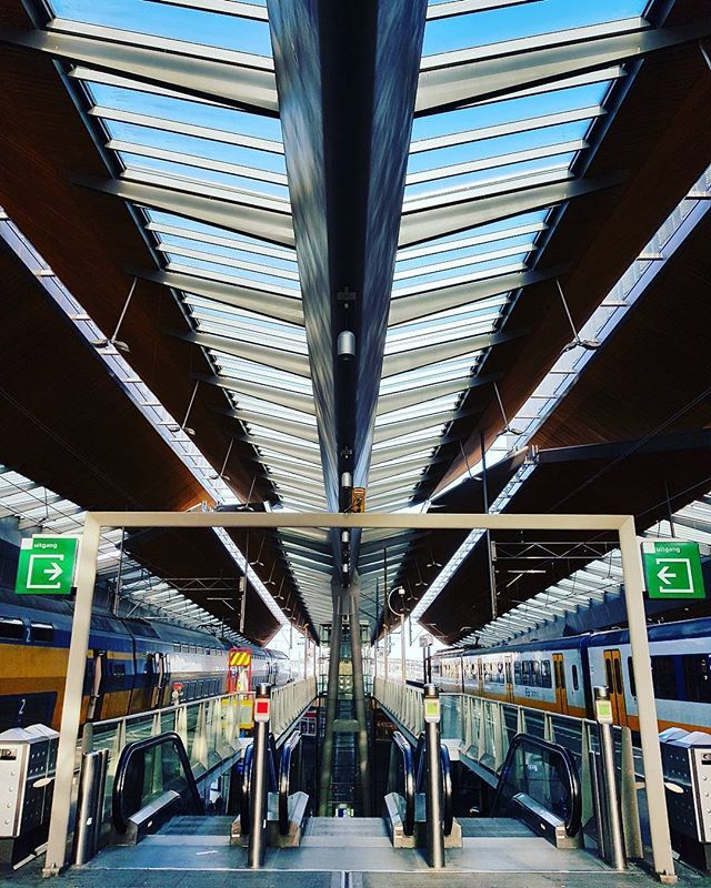 MartyMacValk's tweet photo. SGM 2982 samen met een VIRM op station Bijlmer ArenA #treinleven #zugbilder #trainpicture #trainlife #awesome #prachtig #schön #wunderbar #photography #fotografie #station #bahnhof #architectuur #architecture #macvalk #computahpapiah https://t.co/dnfx6Ti2hX