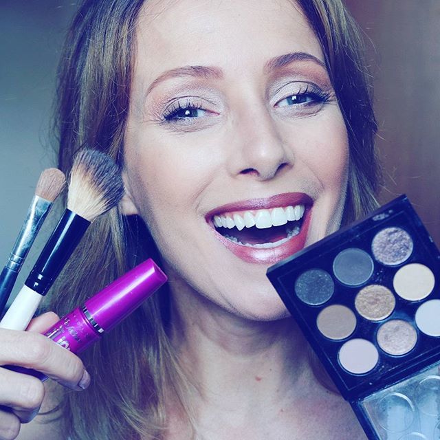 daanablog's tweet photo. Rindo à toa assim porque tem vídeo novo com make pro dia-a-dia, do nosso grupo @papo_de_mulher_oficial!!!!
Clica no link do perfil pra conferir o passo-a-passo! Tá fácil e neutra!
.
.
#BlogDaAna #PapoDeMulherOficial #Maquiagem #Make #DiaAdia #TodoDia https://t.co/8Cft9UQKB4 https://t.co/u9idPwVLES