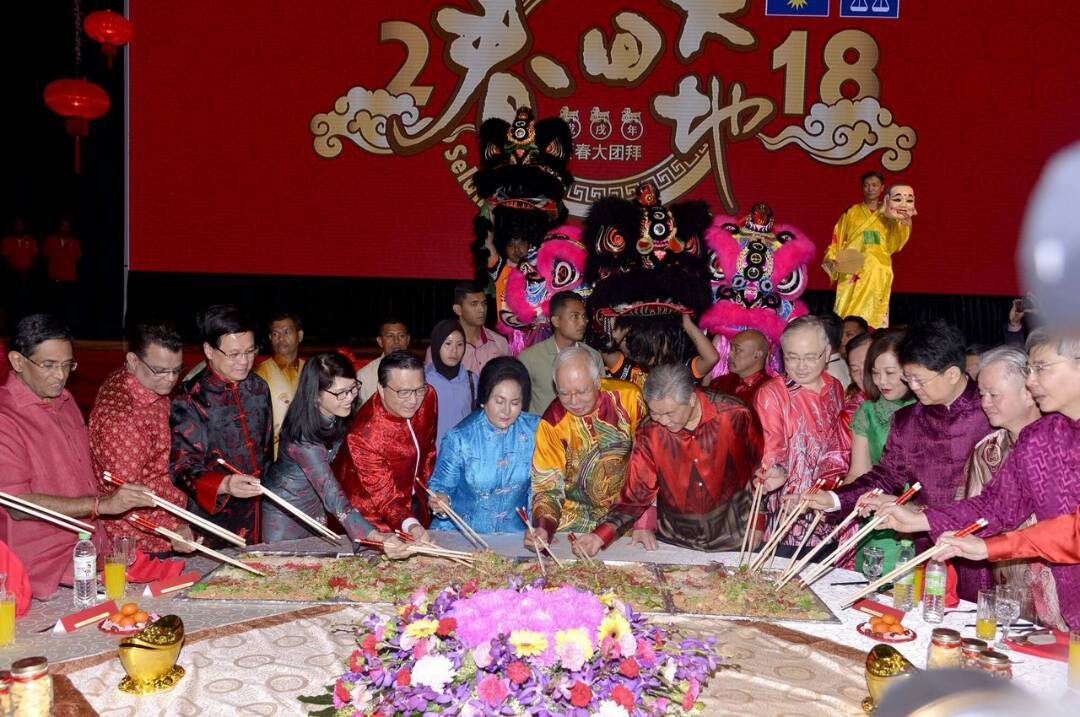 NajibRazak's tweet photo. Kita orang Malaysia, setiap perayaan sudah tentu kita raikan bersama! Meriah Sambutan Tahun Baru Cina pagi ini! Sambutan anda macam mana? https://t.co/cJQOkC2Hrx