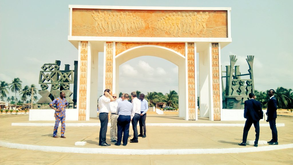 ambafrancebenin's tweet photo. A la Porte de Non Retour de Ouidah, José Pliya présente à @JBLemoyne le projet de pavement de la voie qui s'inscrit dans le projet de parcours de la route des esclaves, + gros projet de revalorisation touristique à #Ouidah @RevealingBenin #BeninTourisme #Benin #wasexo @UNESCO_fr https://t.co/0N2W2V8xUy
