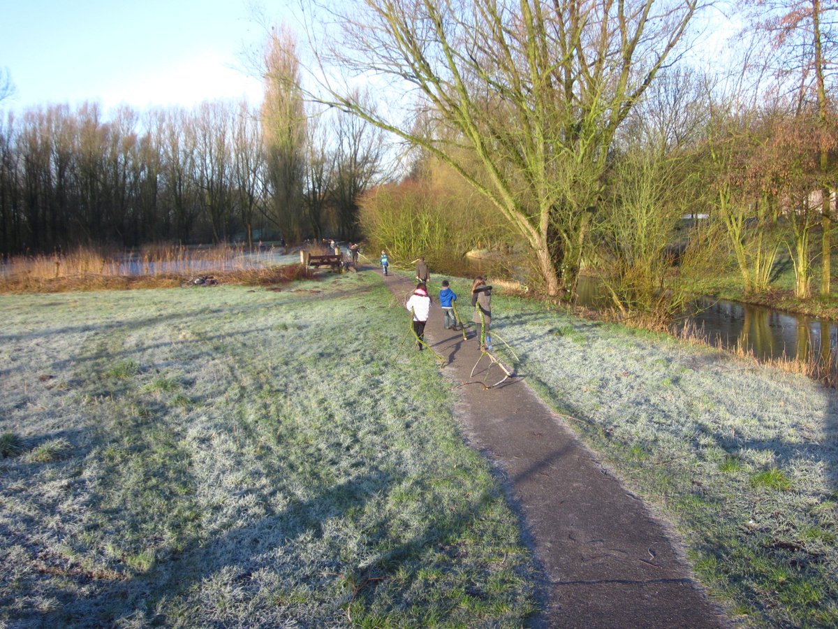 Dank groep 7 van <a href="/kbsdespits/">kbs De Spits</a> voor jullie hulp vanmorgen! Morgen gaan we  de takkenril rond de salamanderpoel verder ophogen en snippers rijden in  de natuurtuin. 10:00 staat de koffie klaar in Koppelsteede en lunch  wordt geregeld! Wie doet ermee?