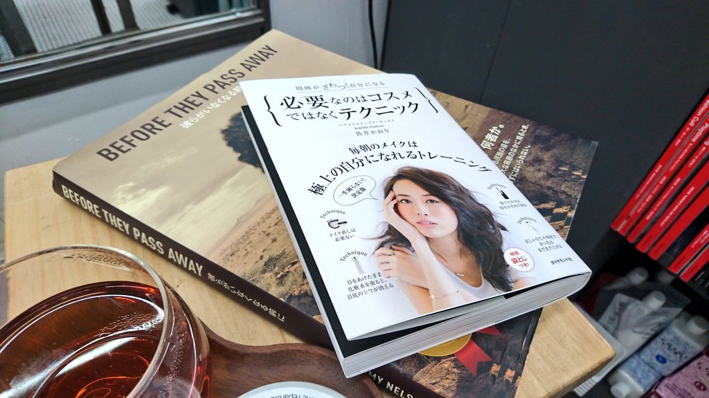 kanahanaflower's tweet photo. 昨日は美容室へ行きました☺🎵
イルミナカラーとトリートメントで髪艶々&amp;満足な仕上がり◎✨予約が取れる限り通いたい❤
お腹空いてる時はカフェメニューもオーダーできるし、雑誌以外に美容本があるってのも嬉しい🎵🎵🎵
#グローバルタッチ #globaltouch #美容室 #✂ https://t.co/RE0UzGSyK0