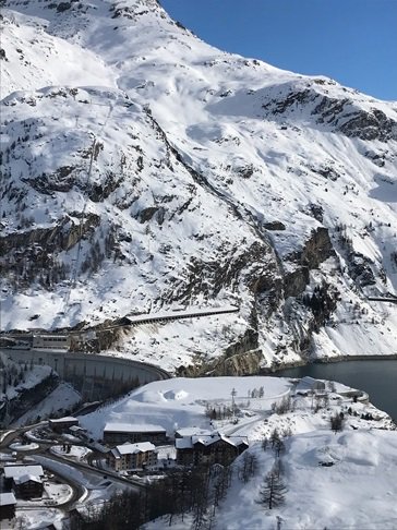 Bienvenue dans nos montagnes ! ❄️⛷️

#Picoftheday Le barrage #EDF de #Tignes, Un beau matin de #ski entre deux épisodes neigeux depuis le télécabine de Tignes les Brevières 
📷 ©Frédéric LECLERCQ
