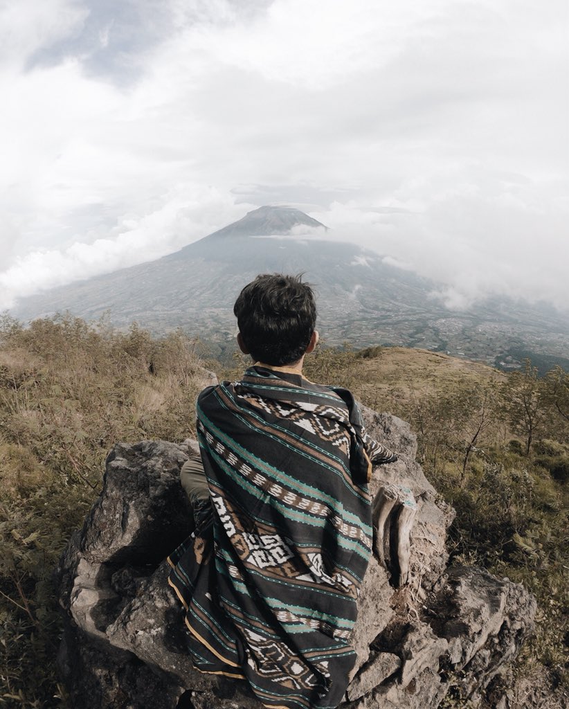 FiersaBesari's tweet photo. Ada yang memandang ia yang angkuh menjulang. Ada yang menanti ia yang tak punya hati. Ada yang lupa bahwa jatuh cinta tidak diminta. Ada yang lupa bahwa rasa tidak bisa dipaksa https://t.co/8HoE4d8vAk