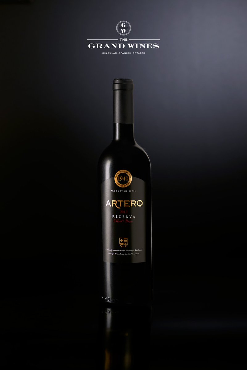 - ARTERO RESERVA - Un referente desde 1940. 
Es un tinto de la DO Mancha preparado para “reserva” con una mayor crianza en roble. La variedad es íntegramente Merlot, casta que mejor extrae los compuestos cremosos de la barrica francesa añadidos a los especiados del americano